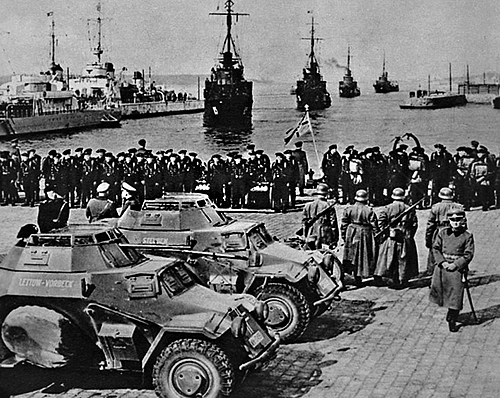 Kriegsmarine disembarking troops  - Memel